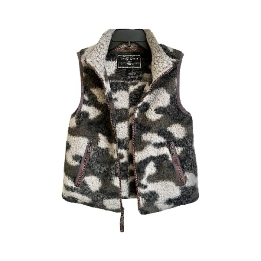 TRUE GRIT, GIRLS FROSTY TIPPED, SHERPA VEST IN CAMOUFLAGE PATTERN. SIZE M